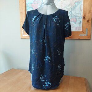 3/$15 Camber & Grace Women's Short Sleeved Top Navy Blue with Floral Pattern M